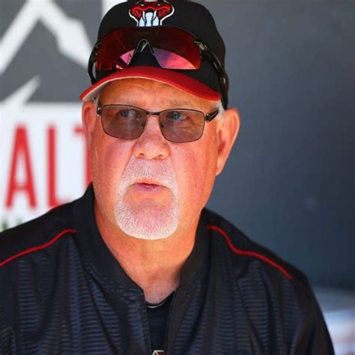 1979 MLB draftee, Ron Gardenhire is married to Carol Kissling; How much is his net worth?