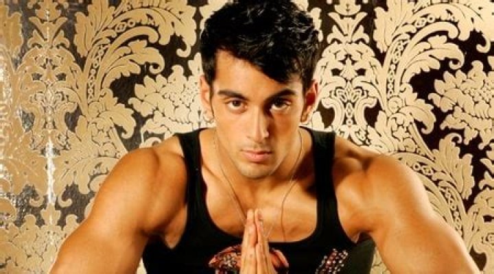 Adil Khan Height, Weight, Age, Body Statistics