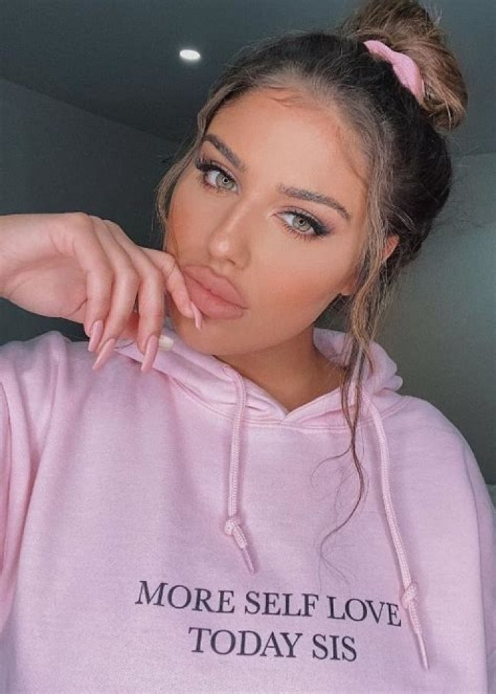 Anna Vakili Height, Weight, Age, Body Statistics