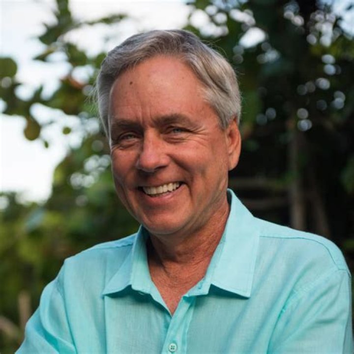 Carl Hiaasen - Bio, Age, Wiki, Facts and Family