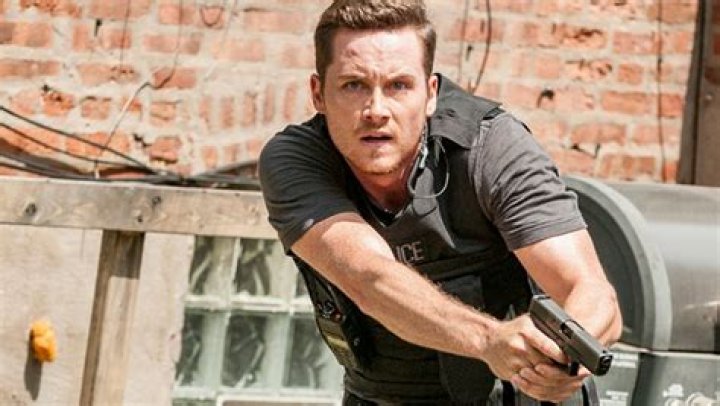 ‘Chicago P.D.’ Premiere Takes On Racial Tensions + Life After Lindsay – Hollywood Life