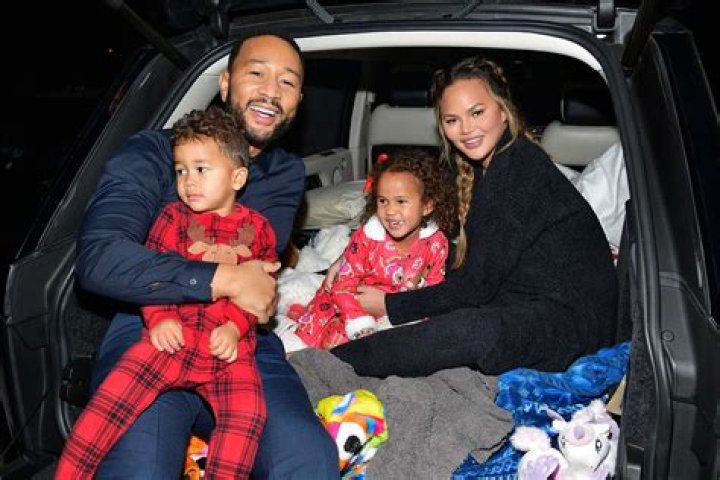 Chrissy Teigen & John Legend With Their Kids: Photos – Hollywood Life