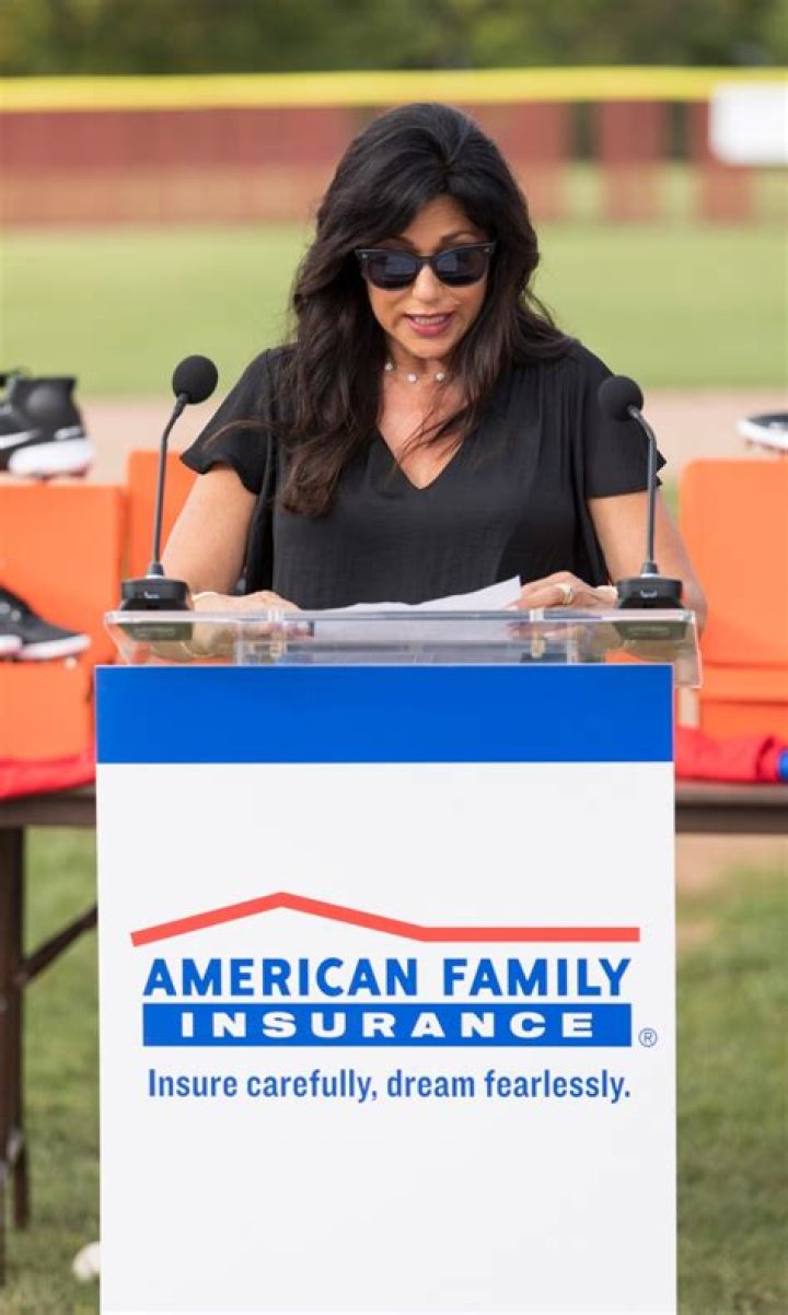 Christian Yelich's mother Alecia Yelich Biography- Salary, Earnings, Net worth, Married, Relationship, Affair, Age, height, Family, Son, Husband, Nationality