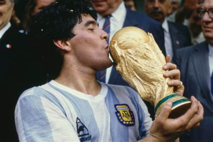 Diego Maradona Enfance Story Plus Untold Biographie Faits