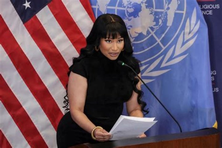 Is Nicki Minaj Left-Handed?