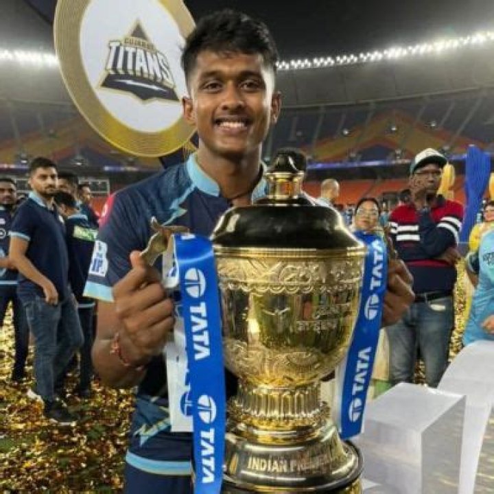 Kamindu Mendis Bio, Age, Height, Net Worth, Salary, Stats, Bowling, Married, & Wife