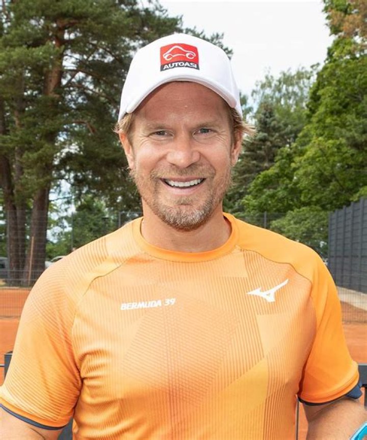 Kimmo Timonen Biography- NHL player, Salary, Earnings, Net worth, Contract, Stats, Married, Relationship, Girlfriend, Wife, Children, Age, Height