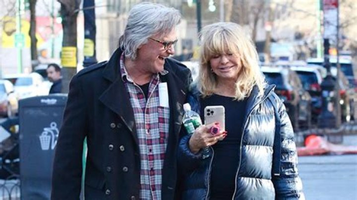 Kurt Russell & Goldie Hawn Spend Valentine’s Day By Taking A Stroll – Hollywood Life
