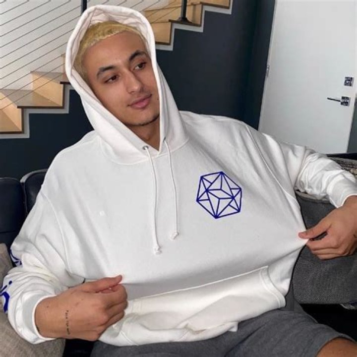 Kyle Kuzma Height, Weight, Age, Girlfriend, Family, Facts, Biography