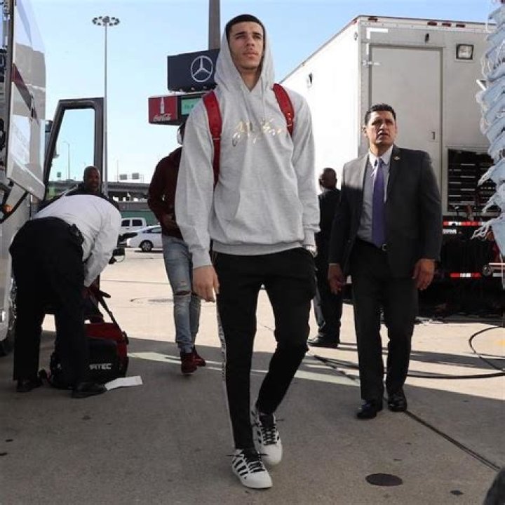 Lonzo Ball Height, Weight, Age, Girlfriend, Family, Facts, Biography