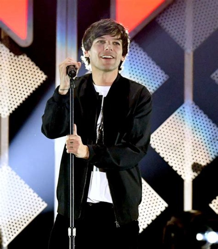 Louis Tomlinson Height, Weight, Age, Girlfriend, Family, Facts, Biography
