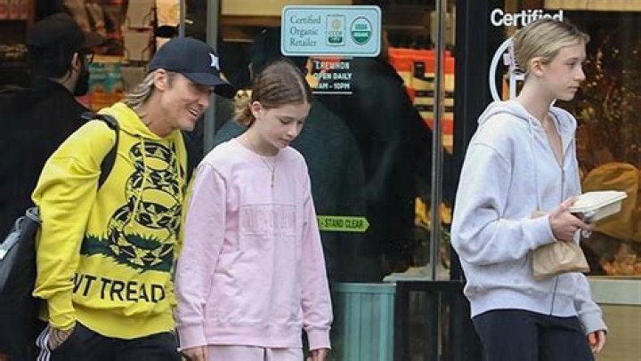 Nicole Kidman & Keith Urban’s Daughters Join Him For Outing – Hollywood Life