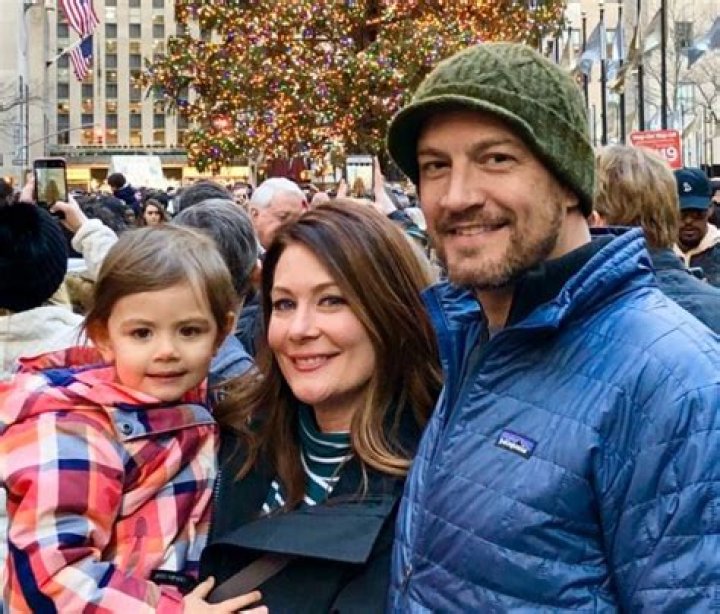 Phoebe Tonkin Neither Has Husband Nor Child; Boyfriend, History With Paul Wesley