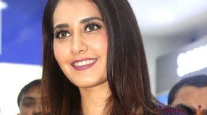 Raashii Khanna Height, Weight, Age, Spouse, Family, Facts, Biography