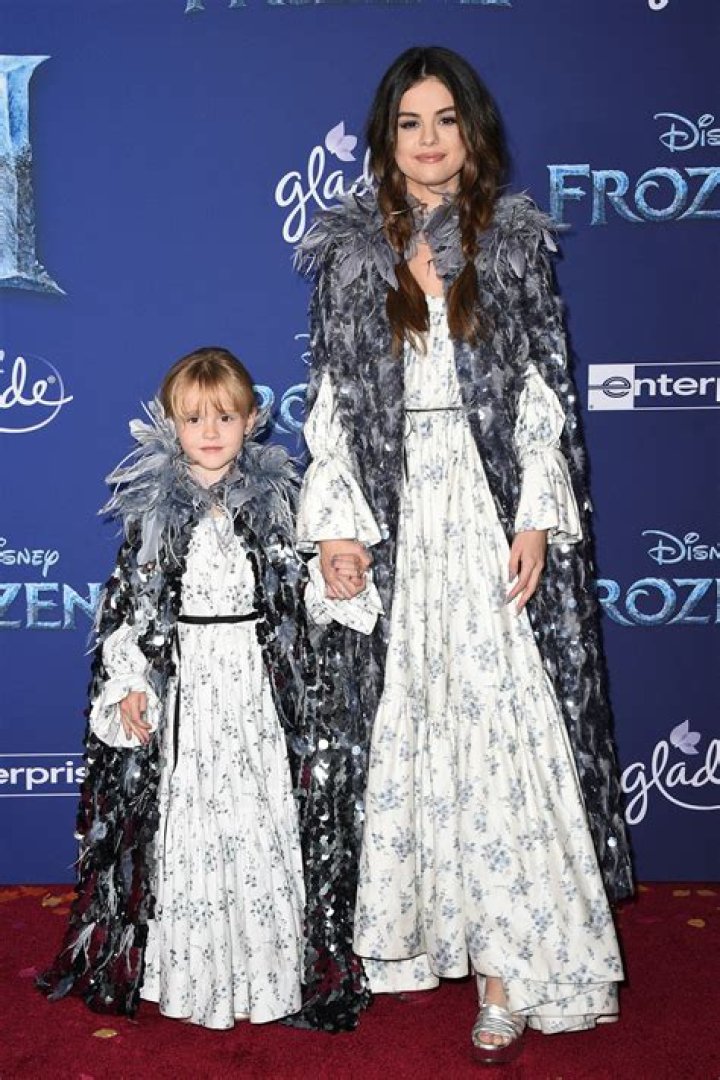 Selena Gomez & Sister Gracie, 6, Rock Matching Outfits & Share A Kiss At ‘Frozen 2’ Premiere
