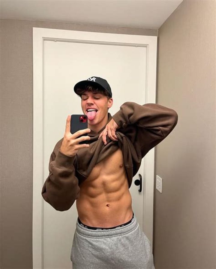 Similar Youtubers to Noah Beck