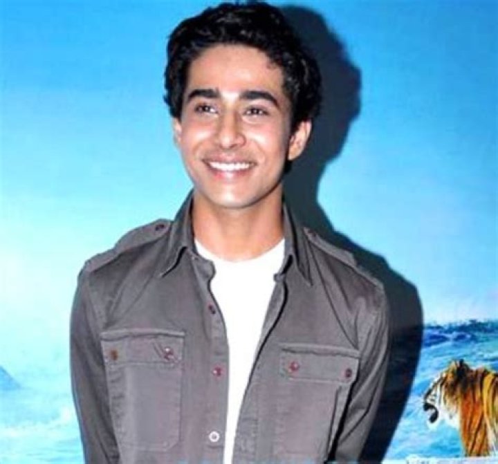Suraj Sharma Height, Weight, Age, Girlfriend, Biography, Family, Facts