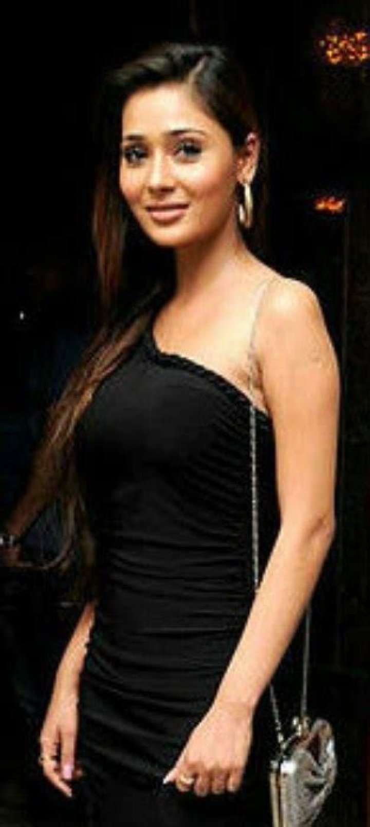 TV Actress Sara Khan Height, Weight, Age, Body Statistics