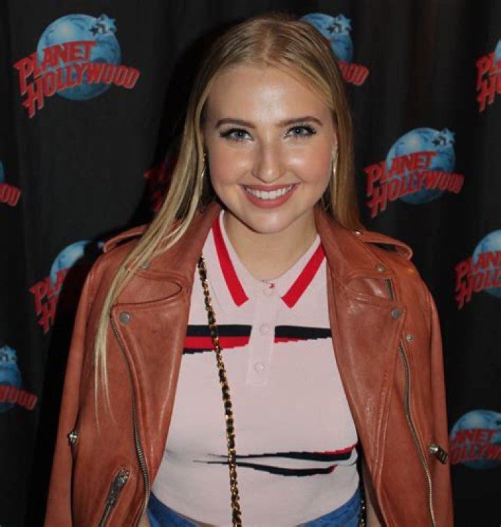 Veronica Dunne Tells Us She’s a “Theater Geek” at Planet Hollywood – Watch the Video! – Celeb Secrets