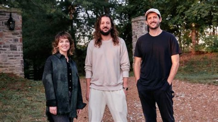 Who is Julian Bunetta Dating Now?